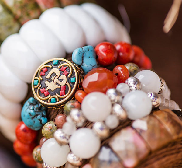 These attractive pieces are made of leather and natural stone. If you want non-stop flow of positive vibes, this is the ideal bracelet for you. Evergreen energy bracelets will always keep you energized. You will as well feel uplifted and positive.